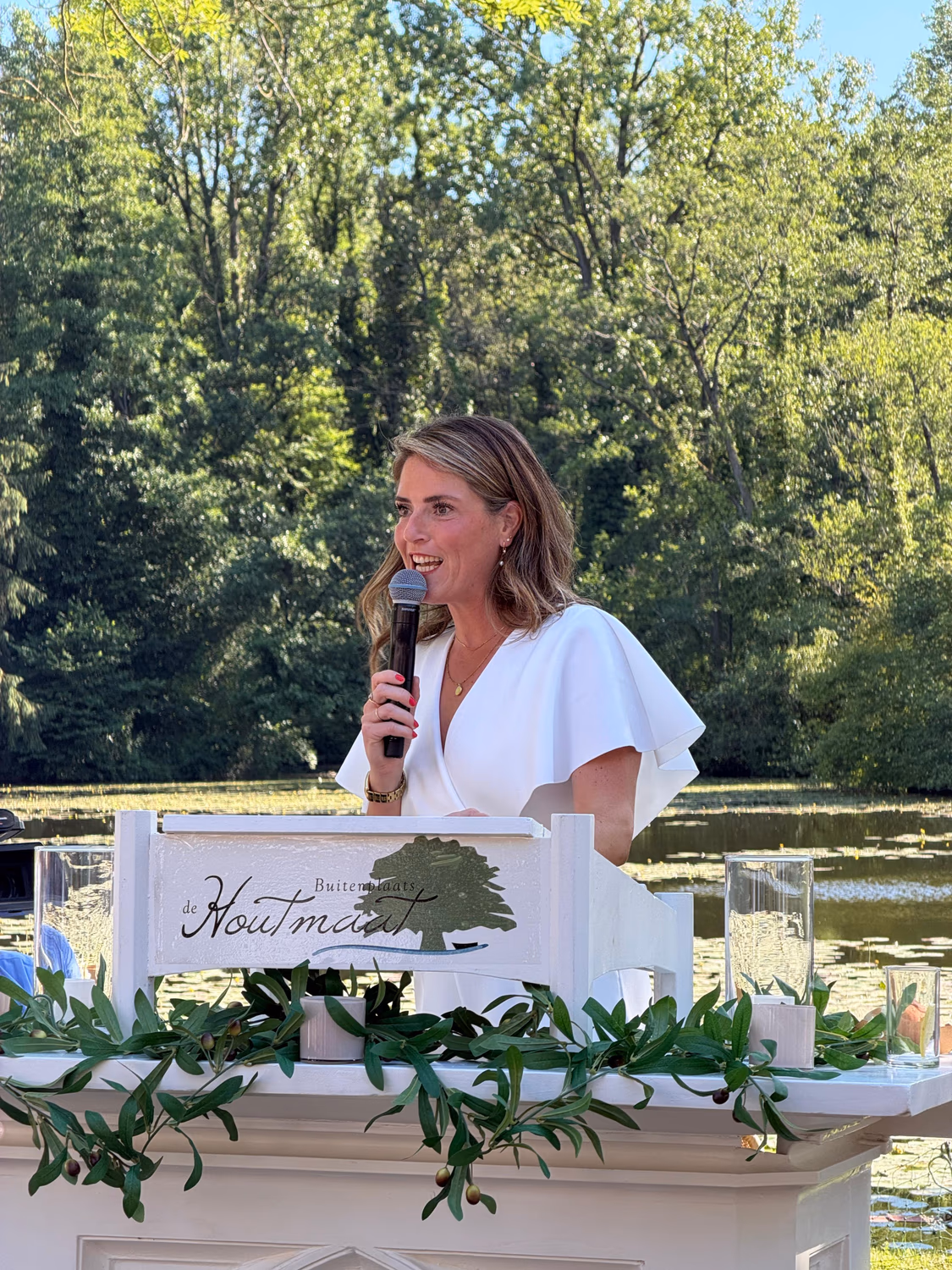 Stephanie als dagvoorzitter achter het spreekgestoelte